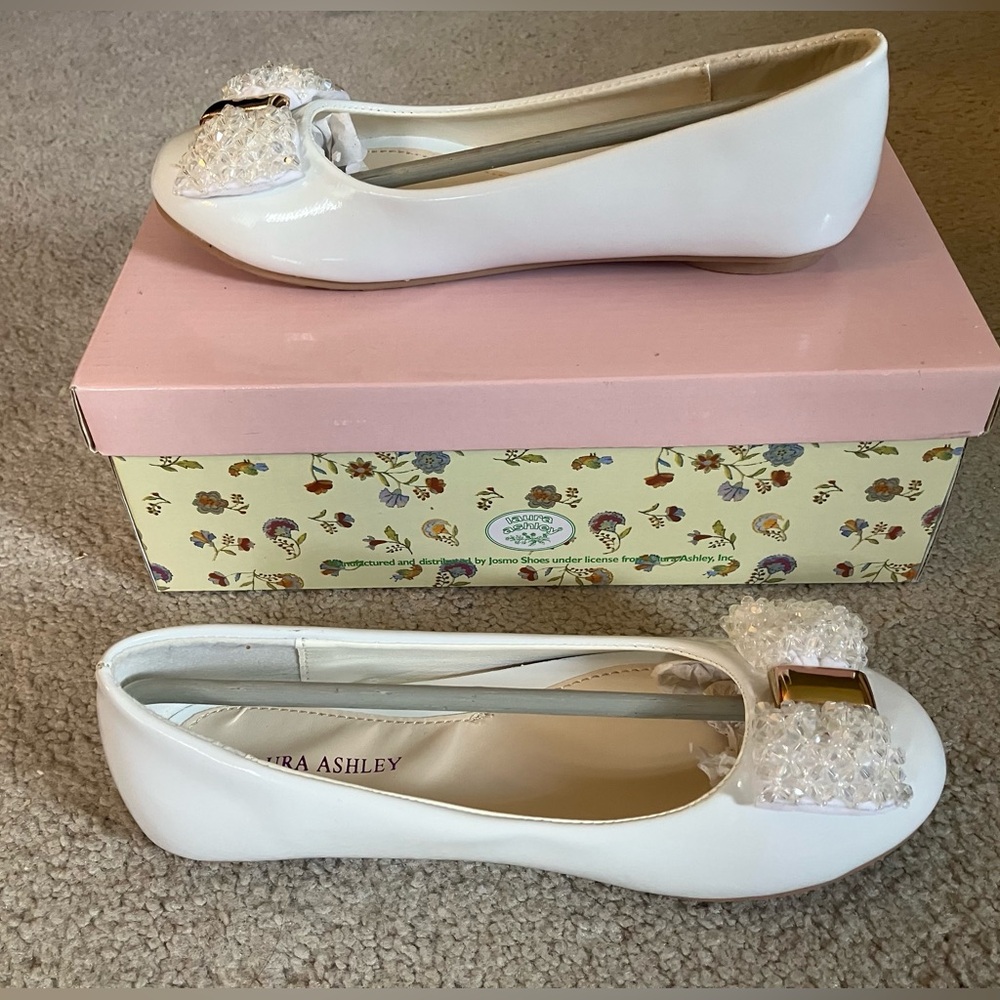 NEW Laura Ashley White Patent Flats with Beaded Bow Size 3
